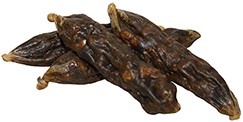 Getrocknete Johannisbrot-Schoten auf weißem Hintergrund
