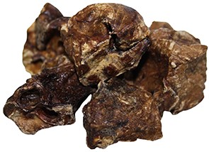 Getrocknete braune Pilzstücke auf weißem Hintergrund